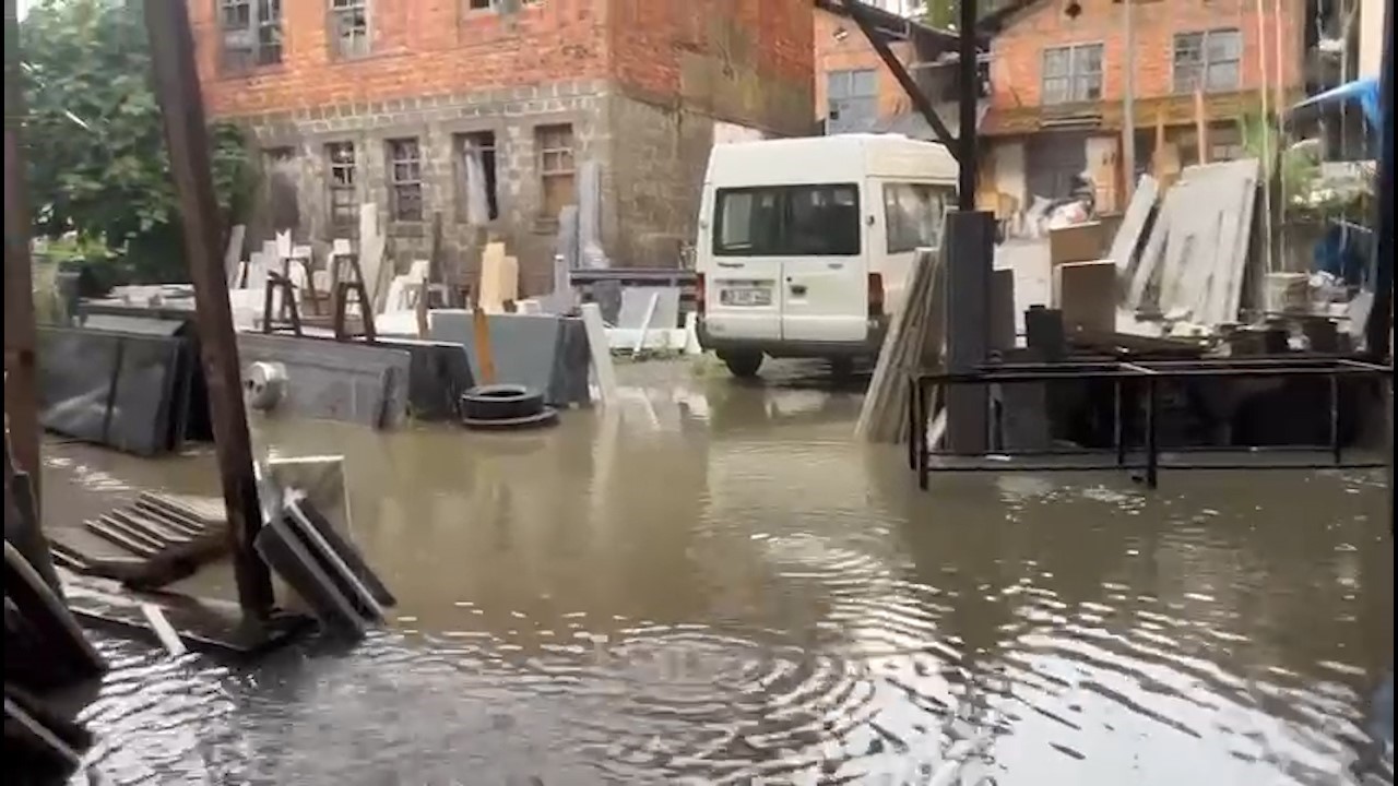 Rize’de sağanak yağış hayatı olumsuz etkiliyor
