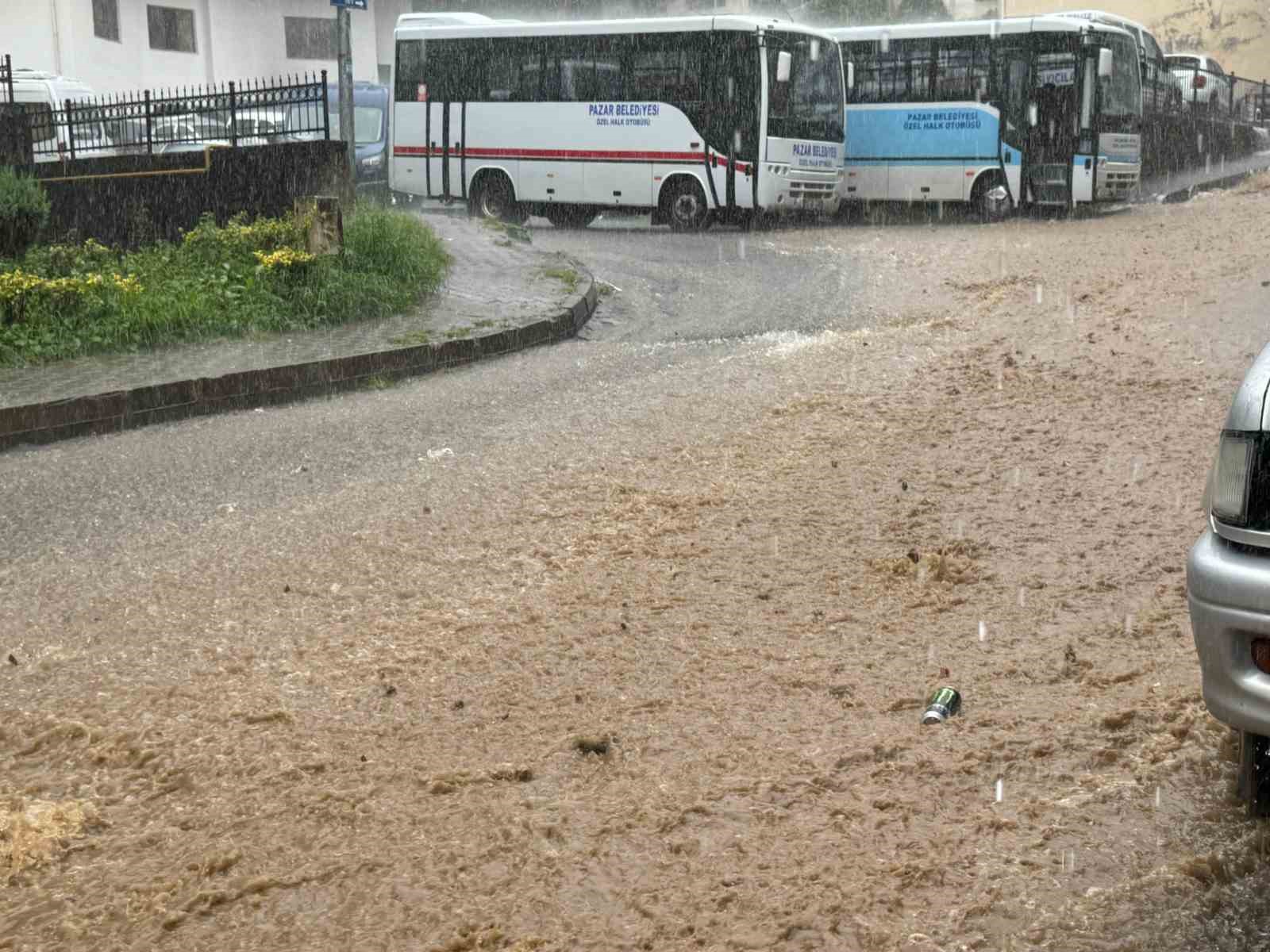 Rize’de sağanak yağış hayatı olumsuz etkiliyor
