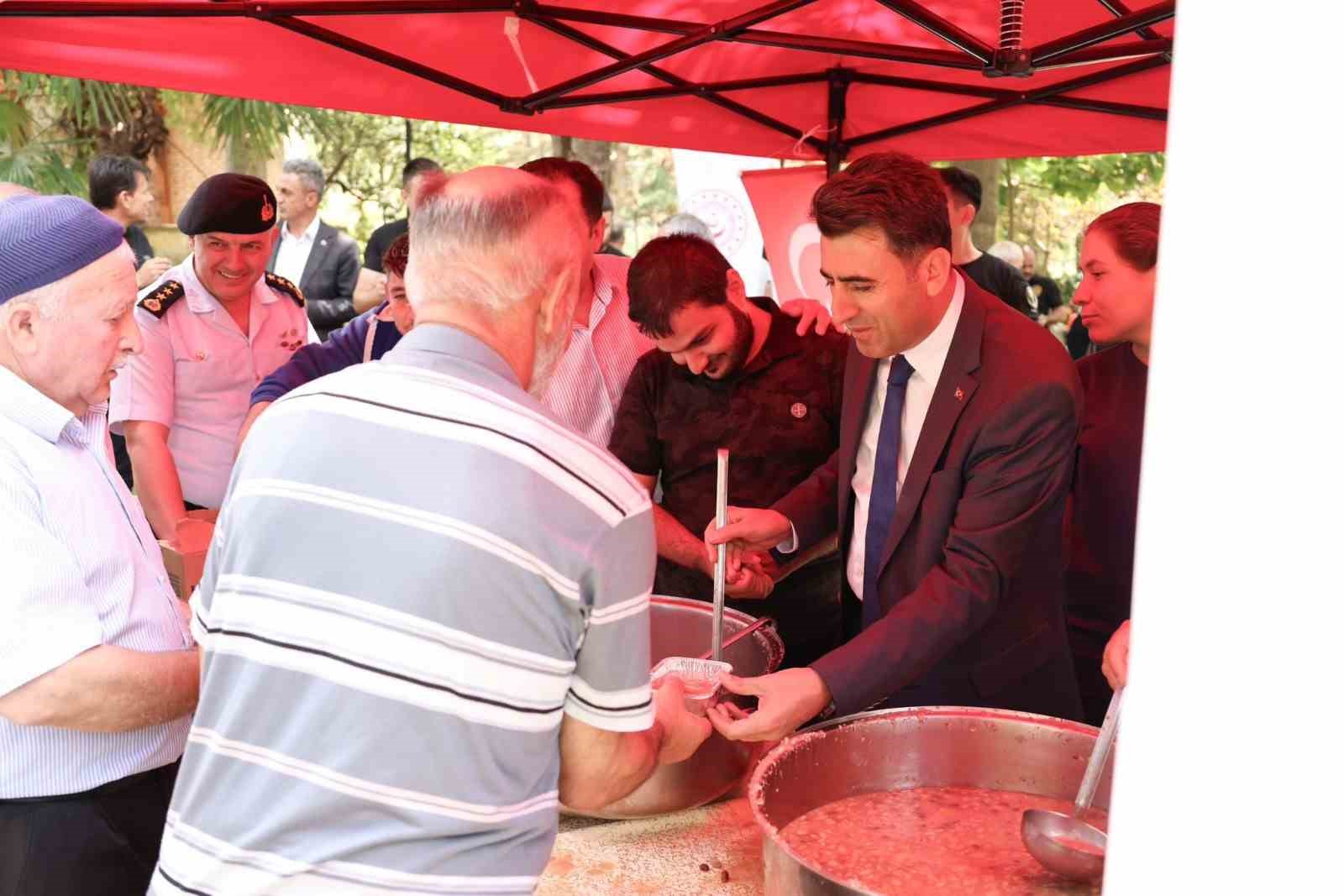 Vali Aygöl, Şeyh Edebali Türbesi’nde aşure ikram etti
