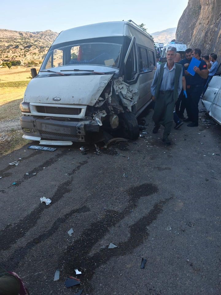 Adıyaman’da işçileri taşıyan 2 minibüs çarpıştı: 13 yaralı
