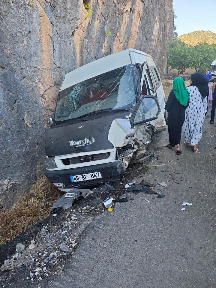 Adıyaman’da işçileri taşıyan 2 minibüs çarpıştı: 13 yaralı
