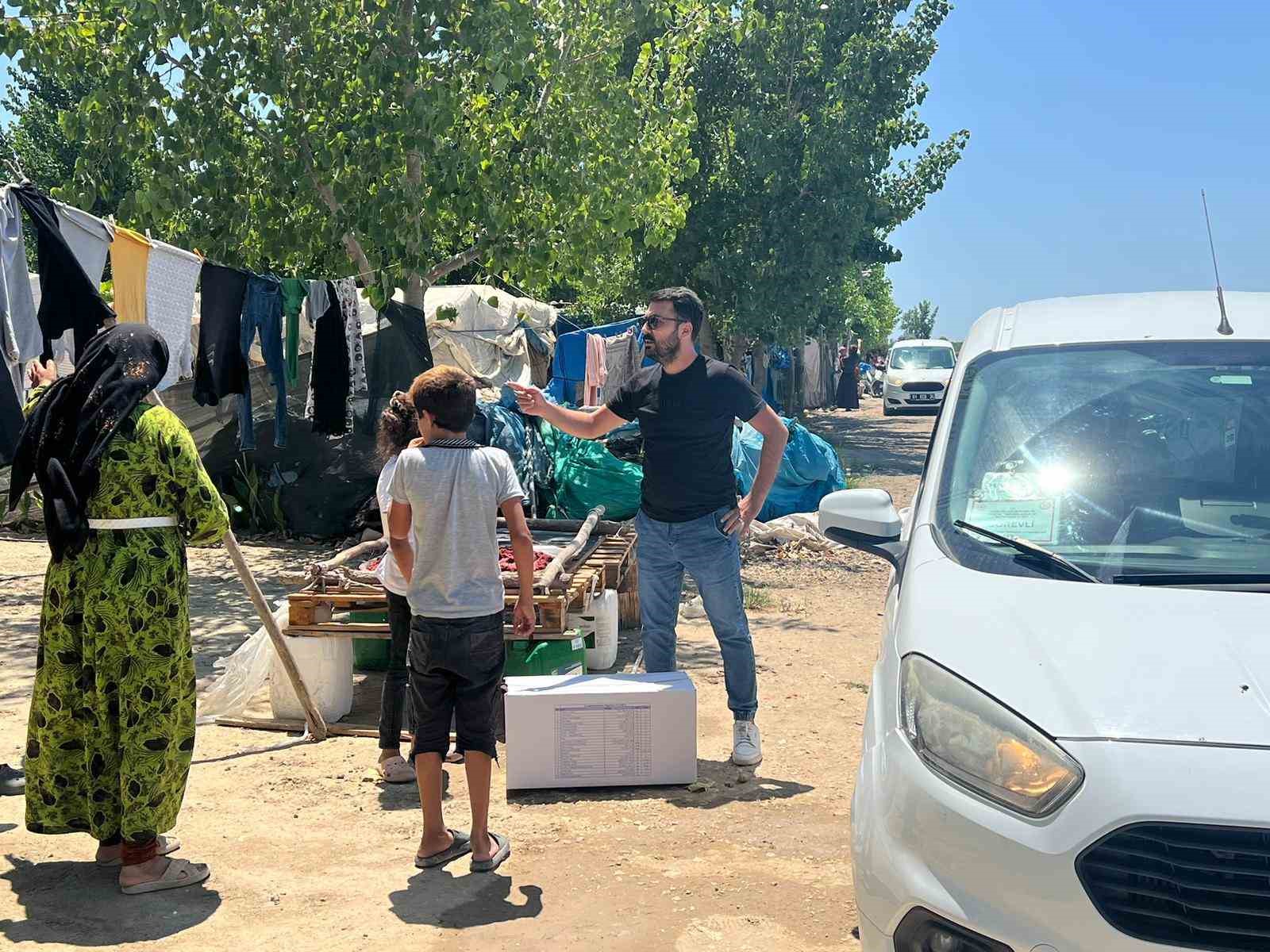 Yüreğir’de mevsimlik tarım işçisi kadınlara hijyen seti
