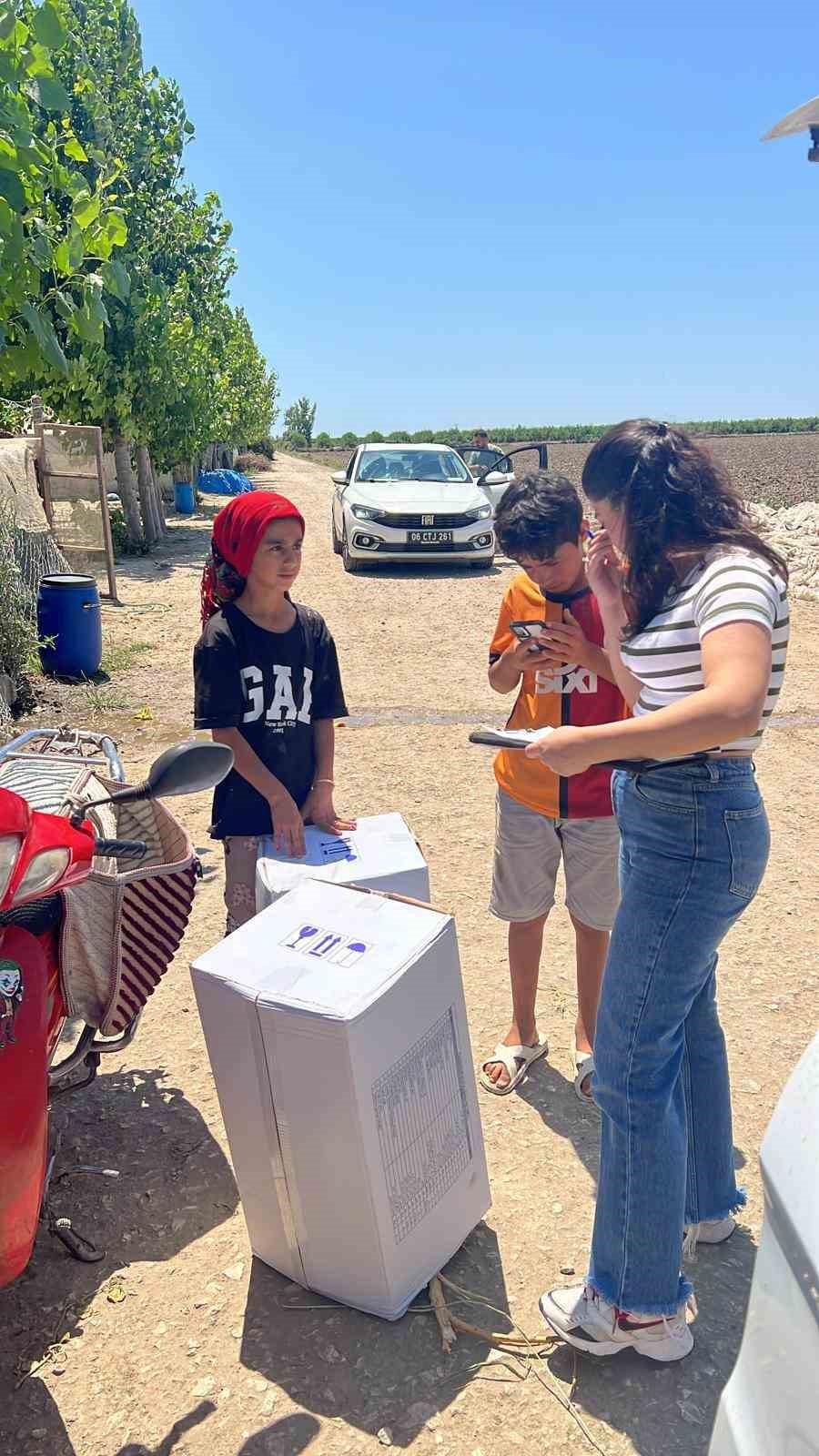 Yüreğir’de mevsimlik tarım işçisi kadınlara hijyen seti
