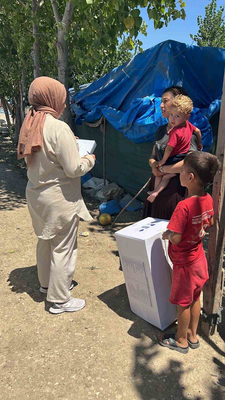 Yüreğir’de mevsimlik tarım işçisi kadınlara hijyen seti
