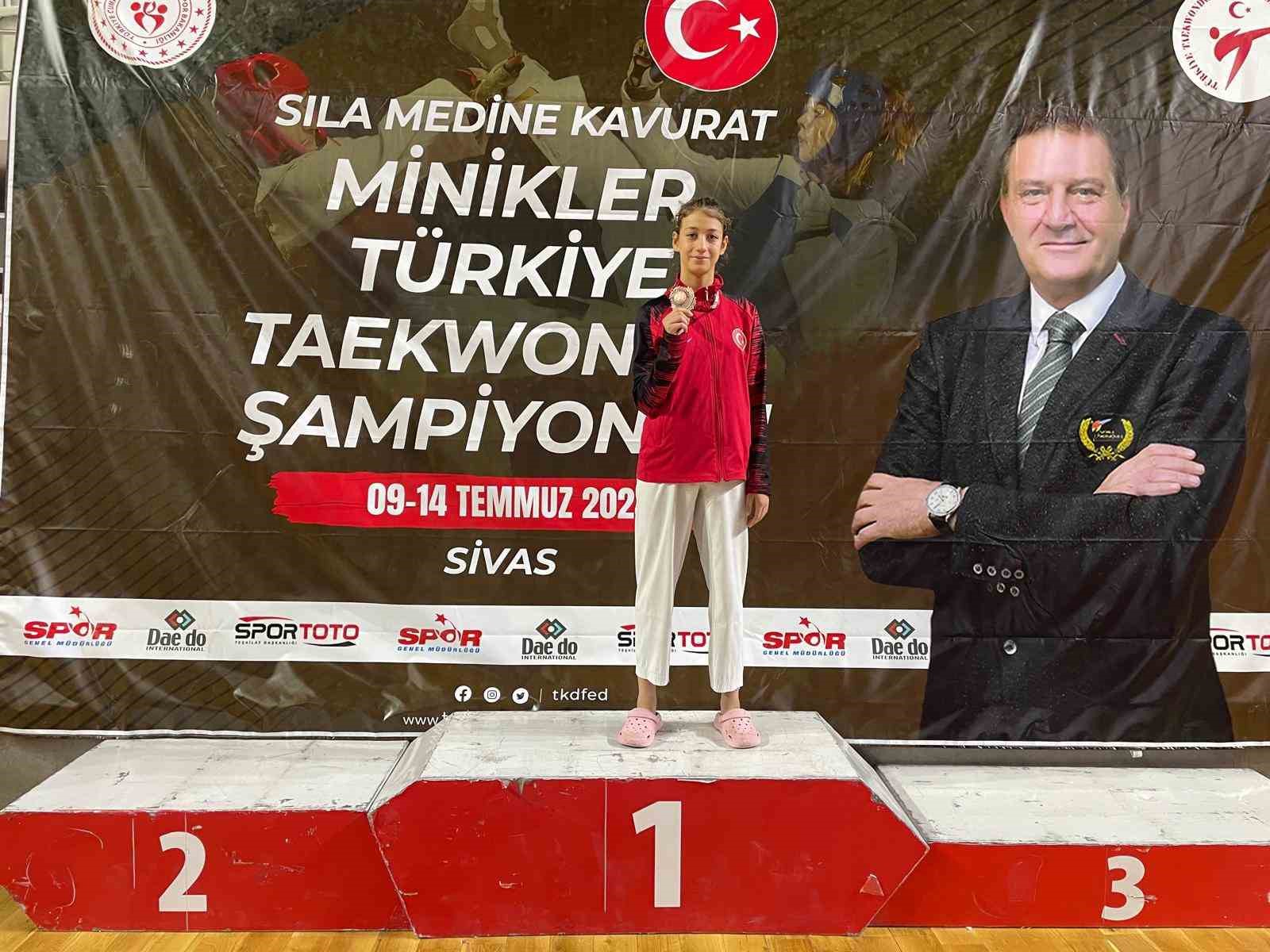 Bayraklılı sporcular Sivas’tan dereceyle döndü
