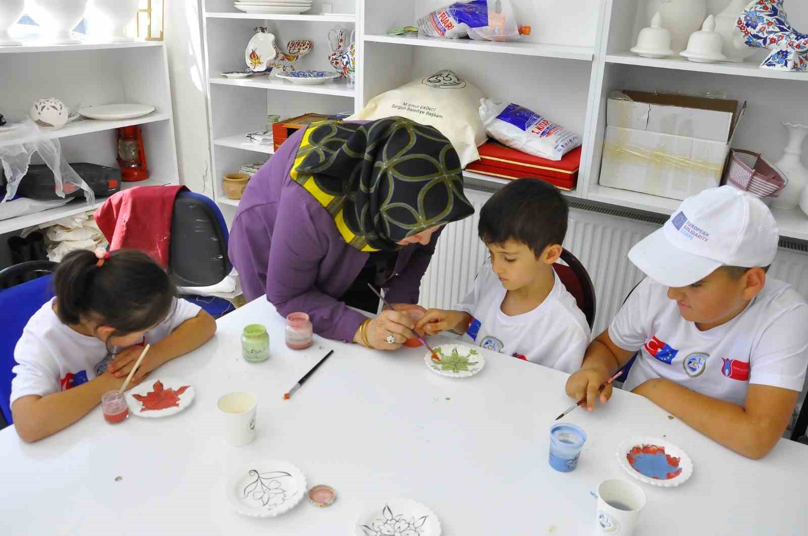 Engellerini çini işleyerek unuttular
