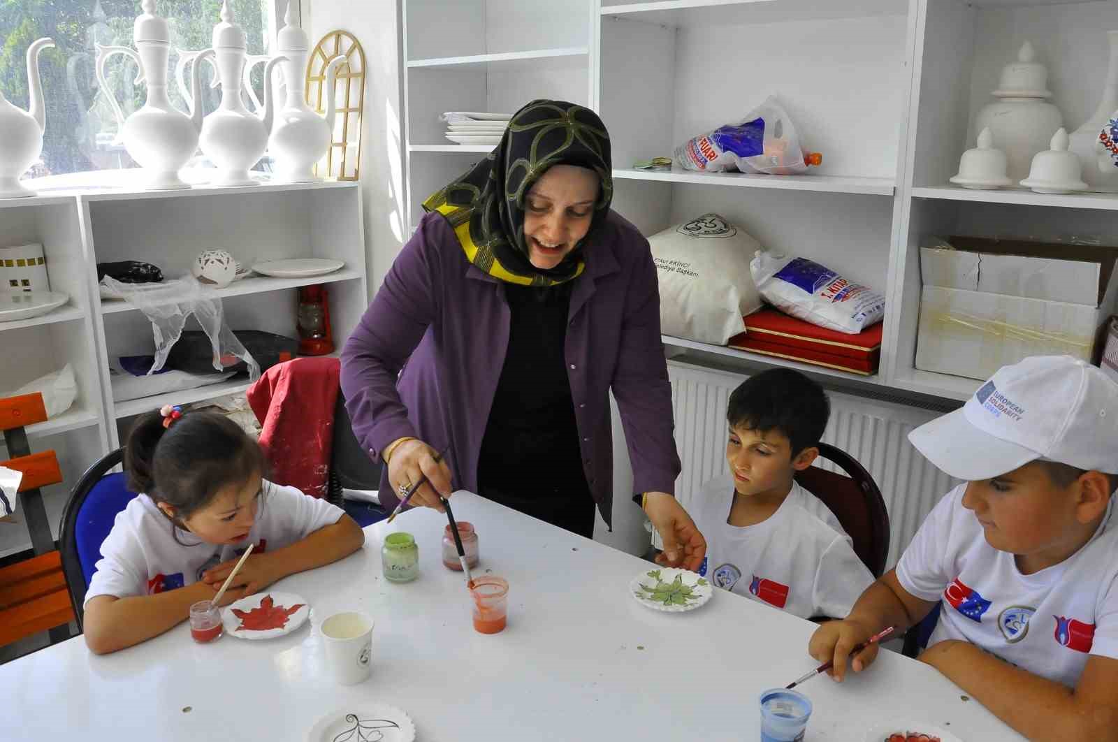 Engellerini çini işleyerek unuttular
