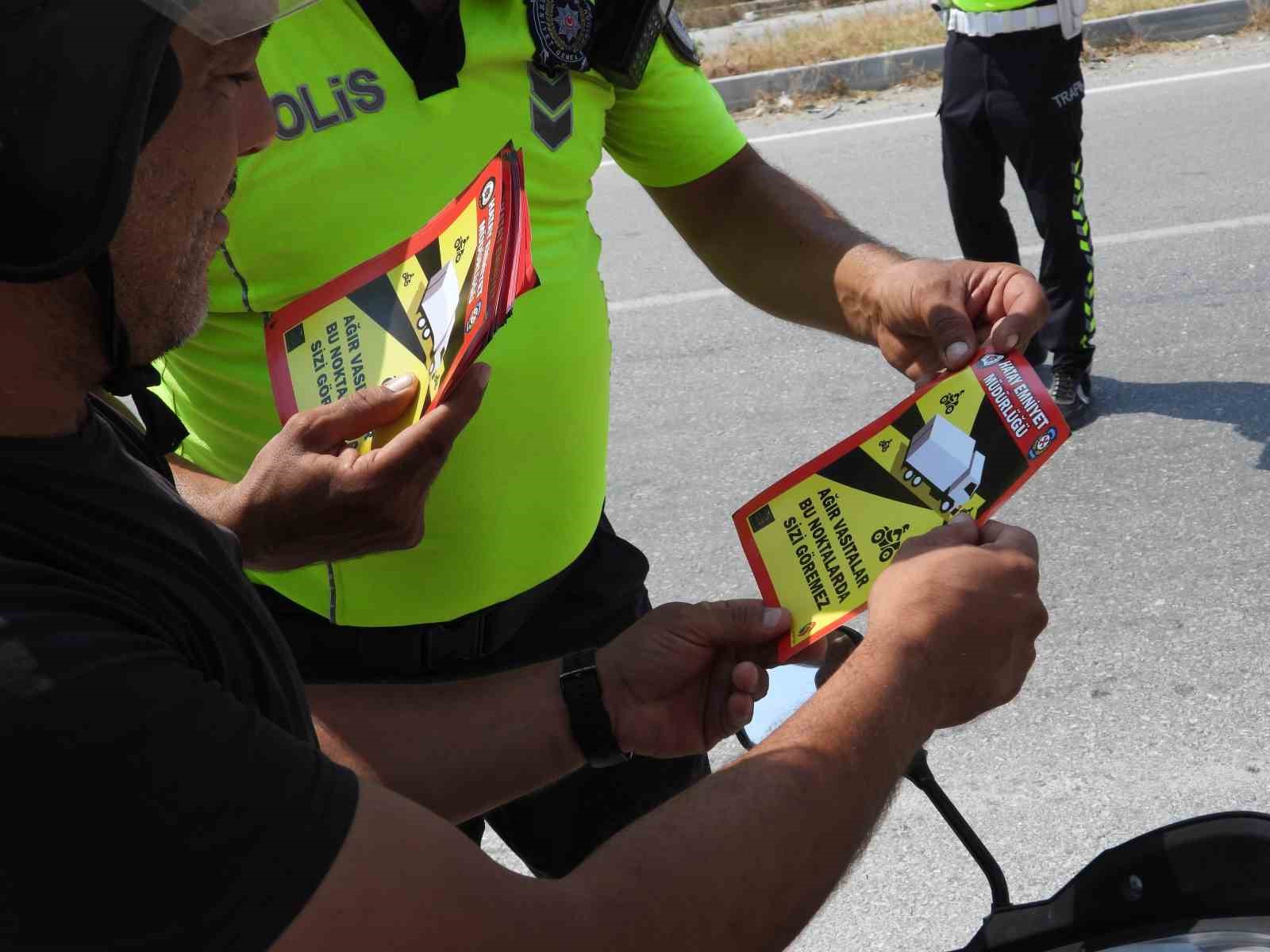 Polis ekipleri tır ve motosiklet sürücülerine bilgilendirici broşür dağıttı
