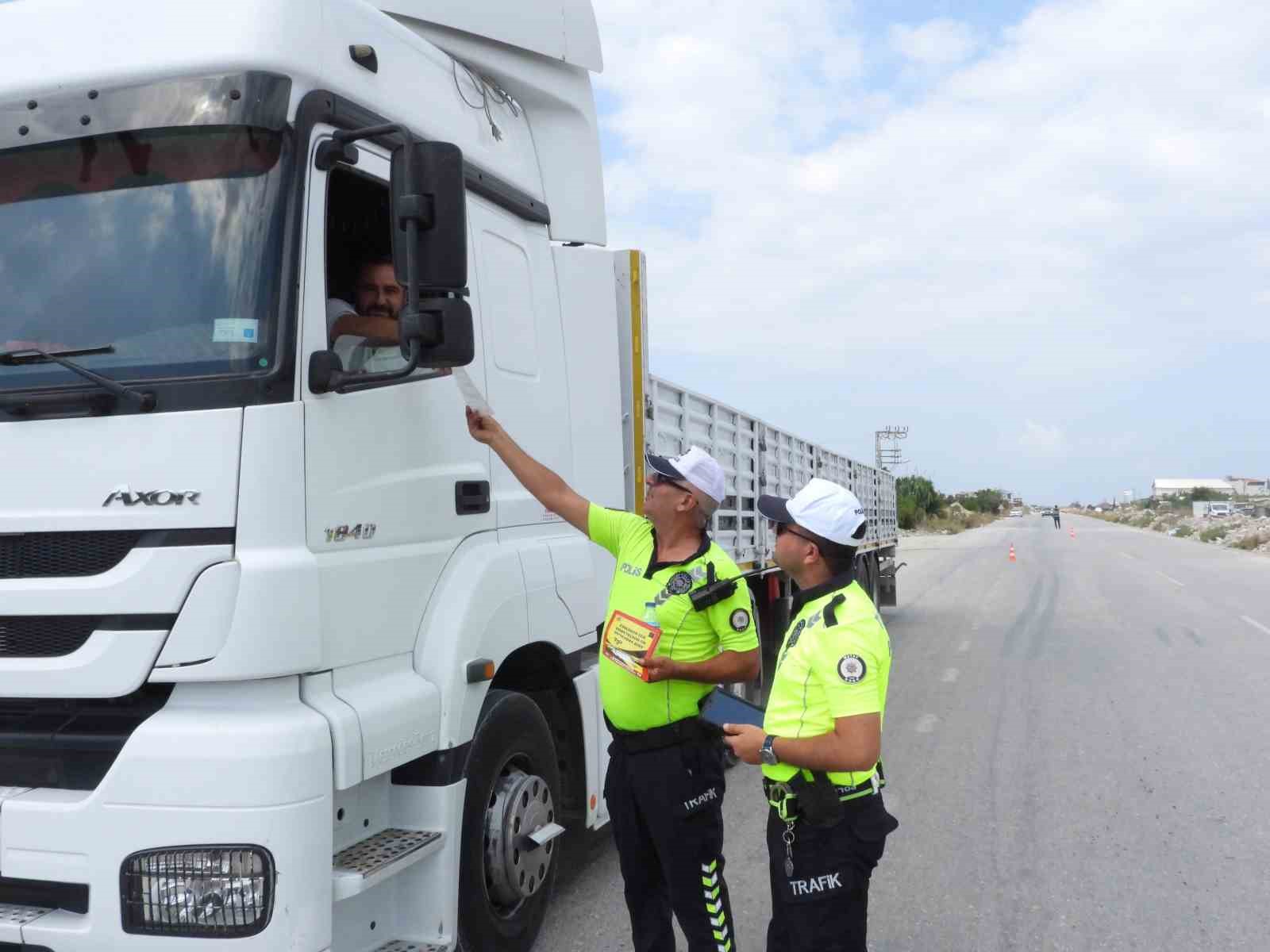 Polis ekipleri tır ve motosiklet sürücülerine bilgilendirici broşür dağıttı
