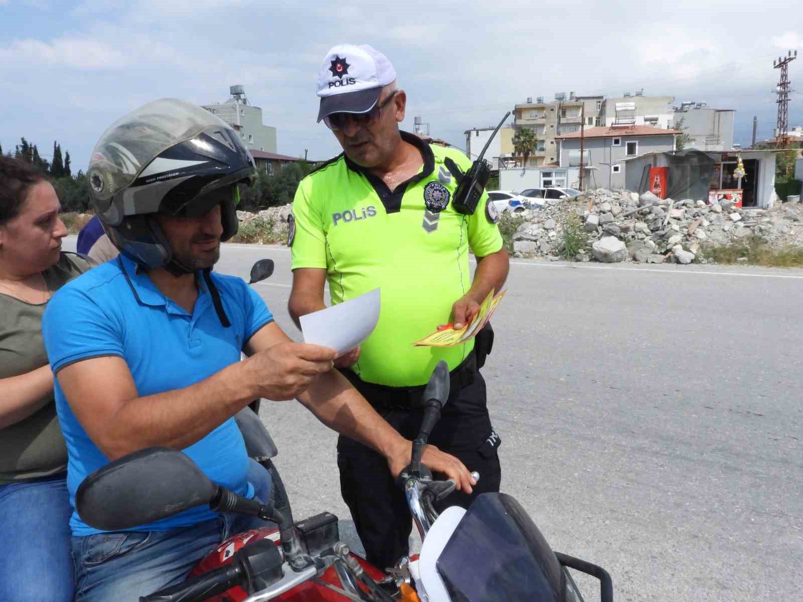 Polis ekipleri tır ve motosiklet sürücülerine bilgilendirici broşür dağıttı
