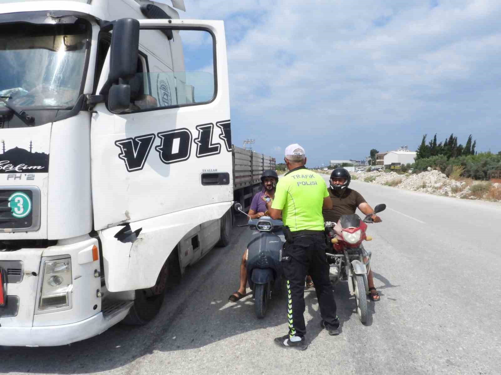 Polis ekipleri tır ve motosiklet sürücülerine bilgilendirici broşür dağıttı
