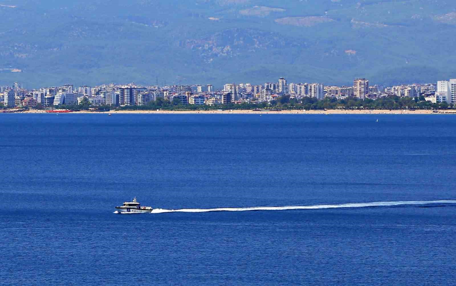 Yüzen 3 kişinin kıyıya dönemediği ihbarı deniz polisini alarma geçirdi
