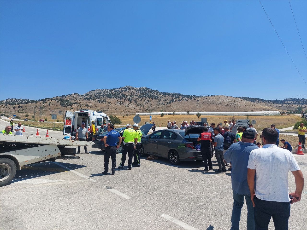 Burdur’da iki otomobil çarpıştı: 1’i ağır 10 yaralı
