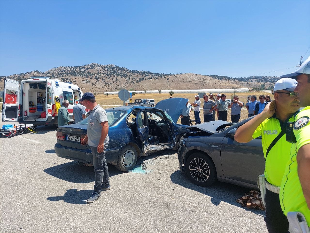 Burdur’da iki otomobil çarpıştı: 1’i ağır 10 yaralı
