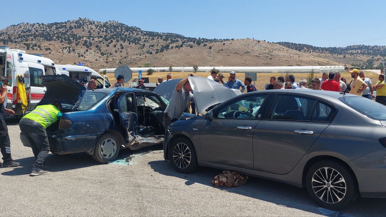 Burdur’da iki otomobil çarpıştı: 1’i ağır 10 yaralı
