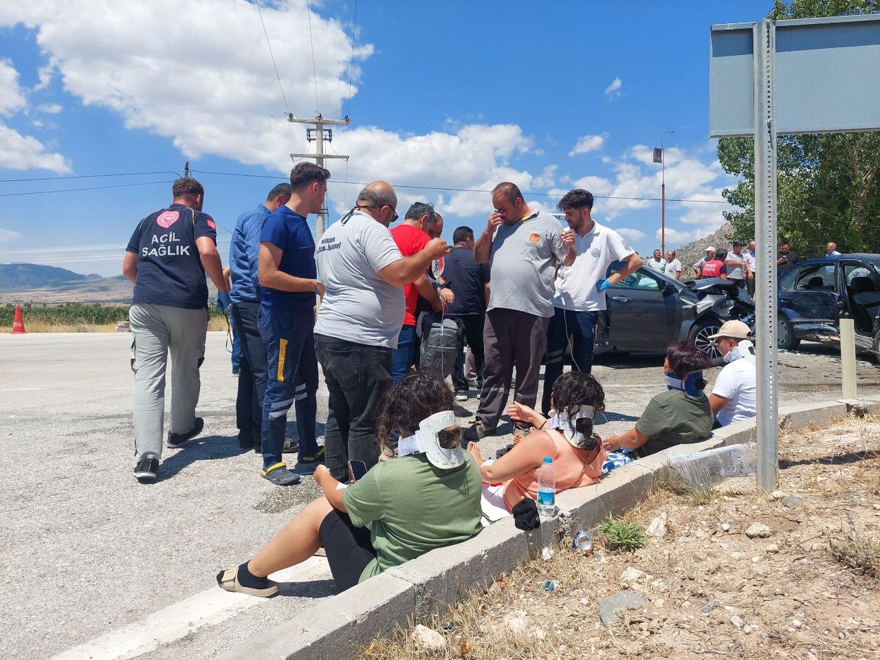 Burdur’da iki otomobil çarpıştı: 1’i ağır 10 yaralı
