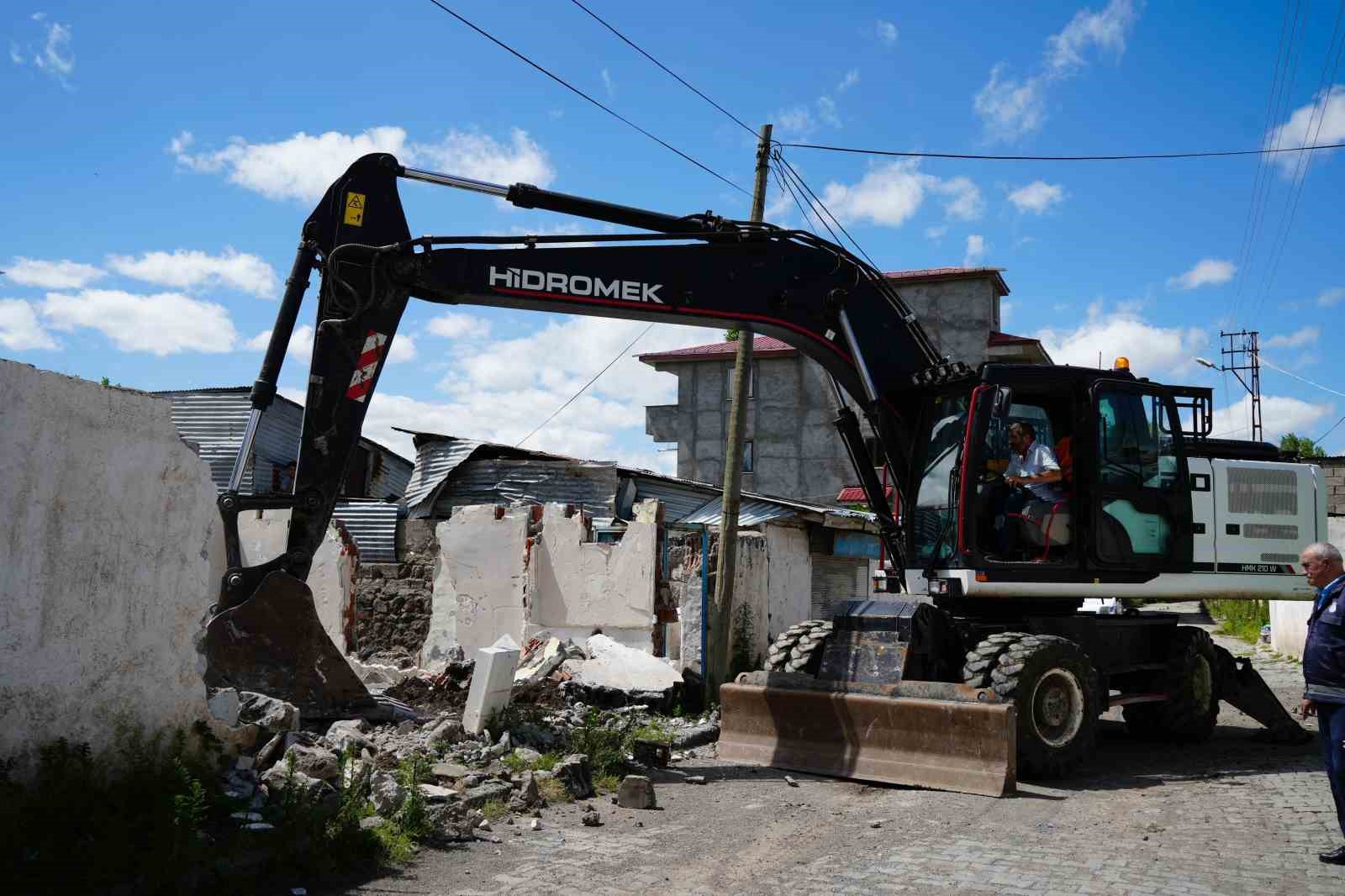 Kars’ta metruk binaların yıkımı sürüyor
