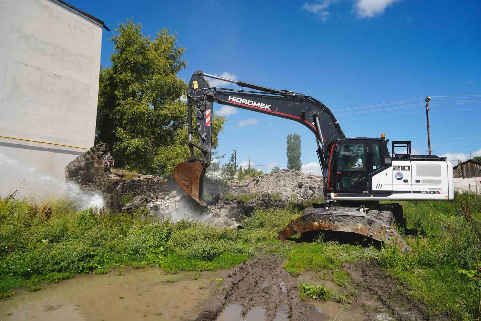 Kars’ta metruk binaların yıkımı sürüyor
