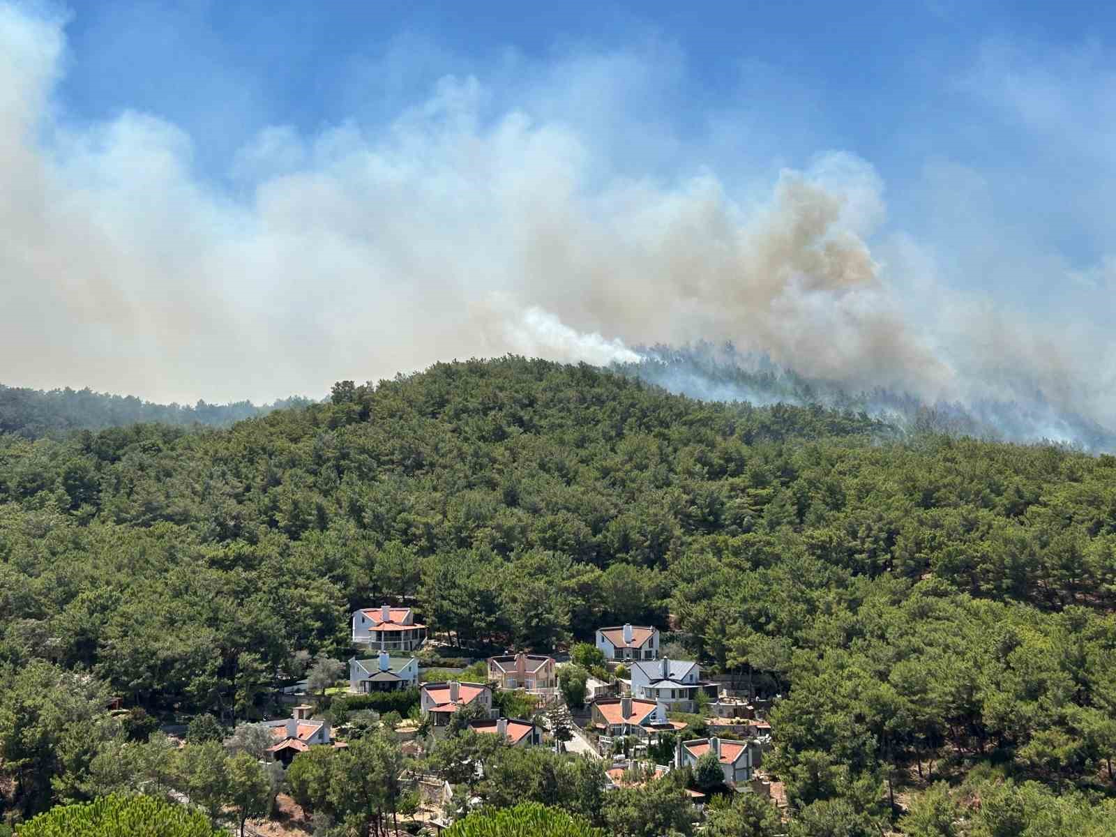 Urla’daki orman yangınında 120 konut tahliye edildi
