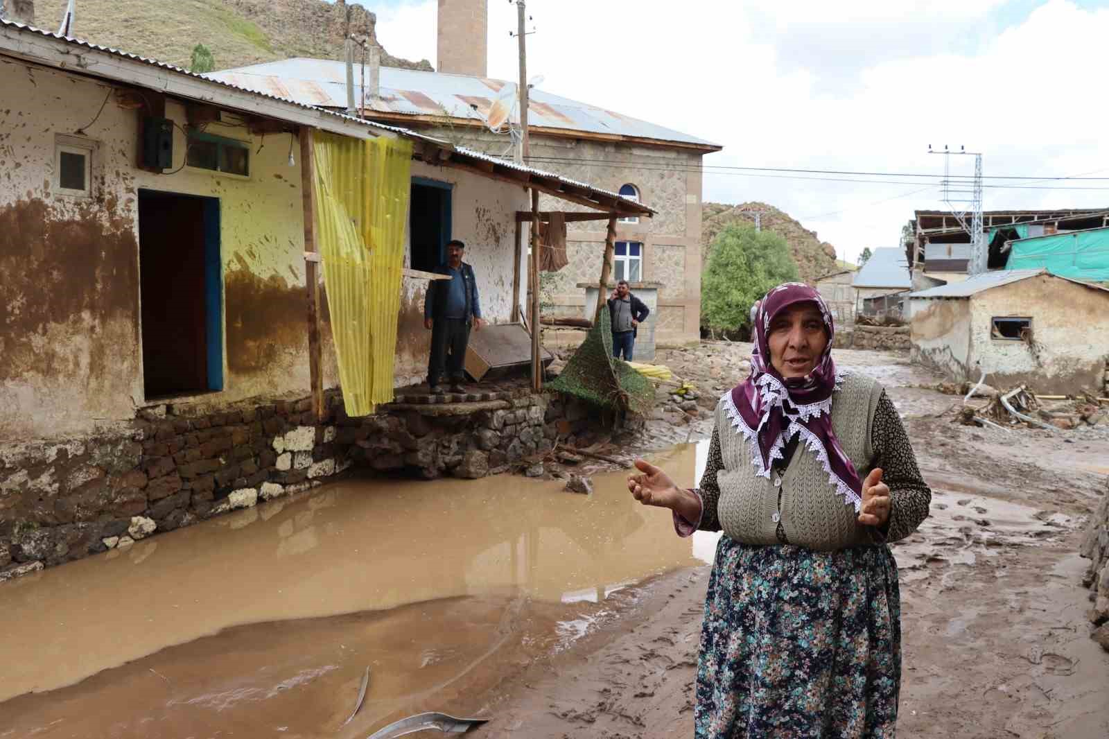 Oltu’da sağanak yağış sele dönüştü
