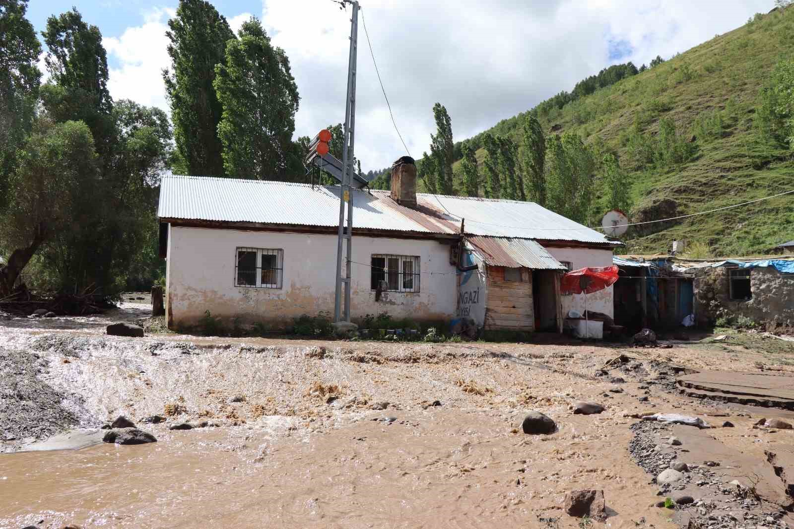 Oltu’da sağanak yağış sele dönüştü
