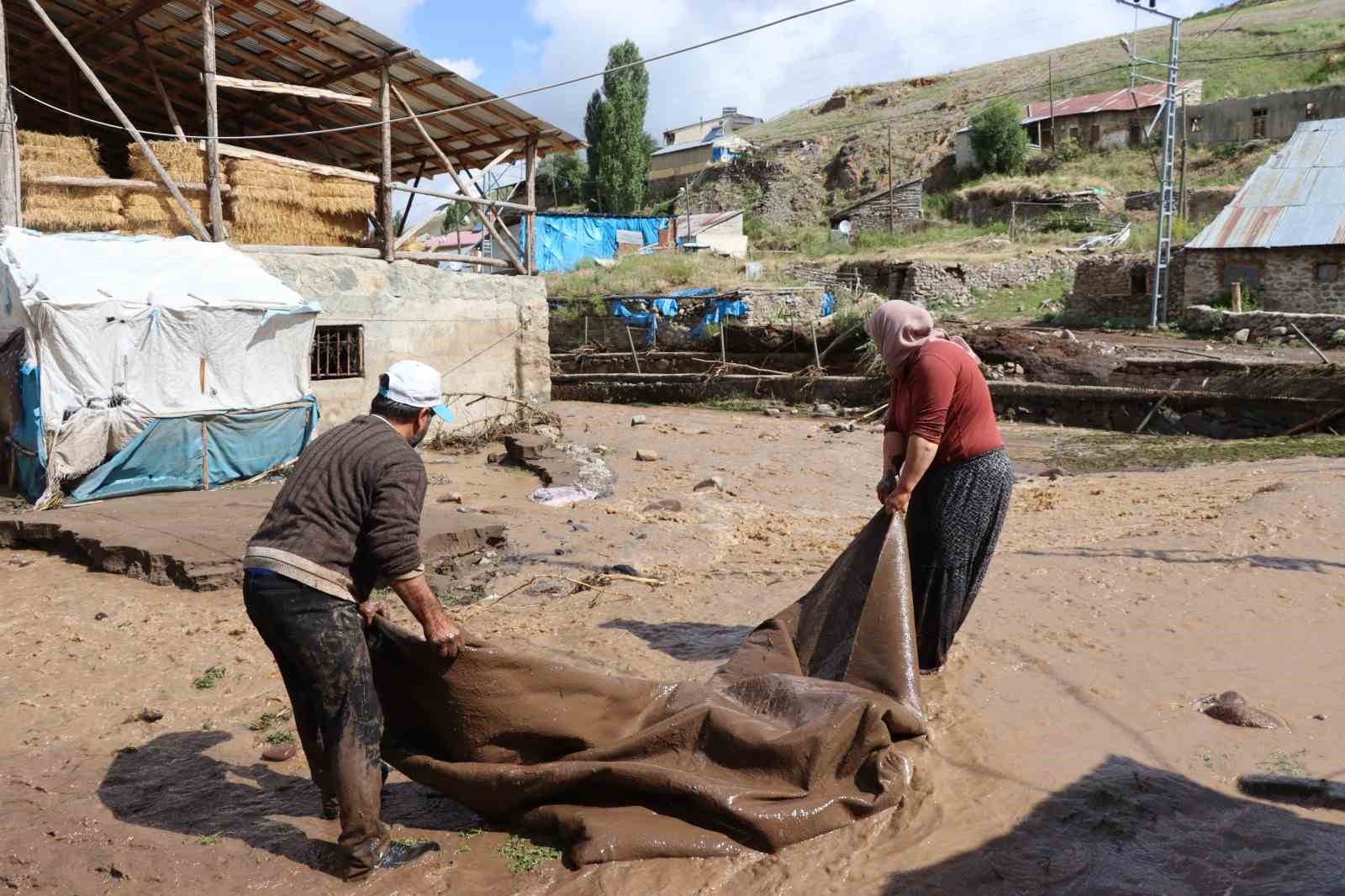 Oltu’da sağanak yağış sele dönüştü
