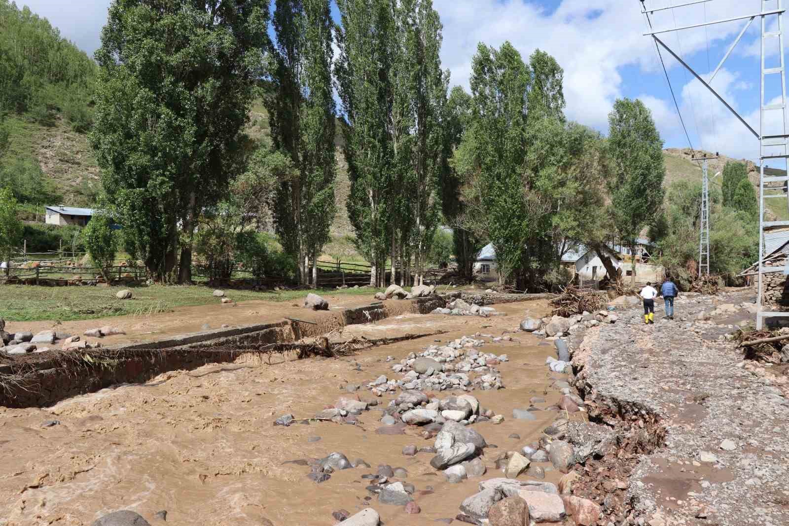 Oltu’da sağanak yağış sele dönüştü
