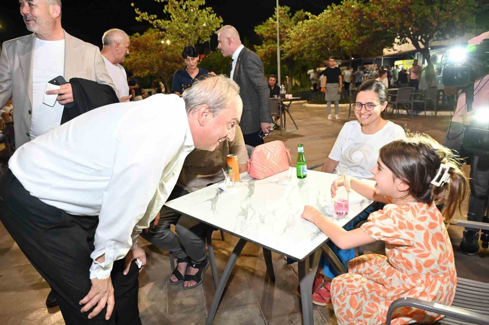 Sıcaktan bunalıp seyir terasına geldiler, istek ve taleplerini başkana ilettiler
