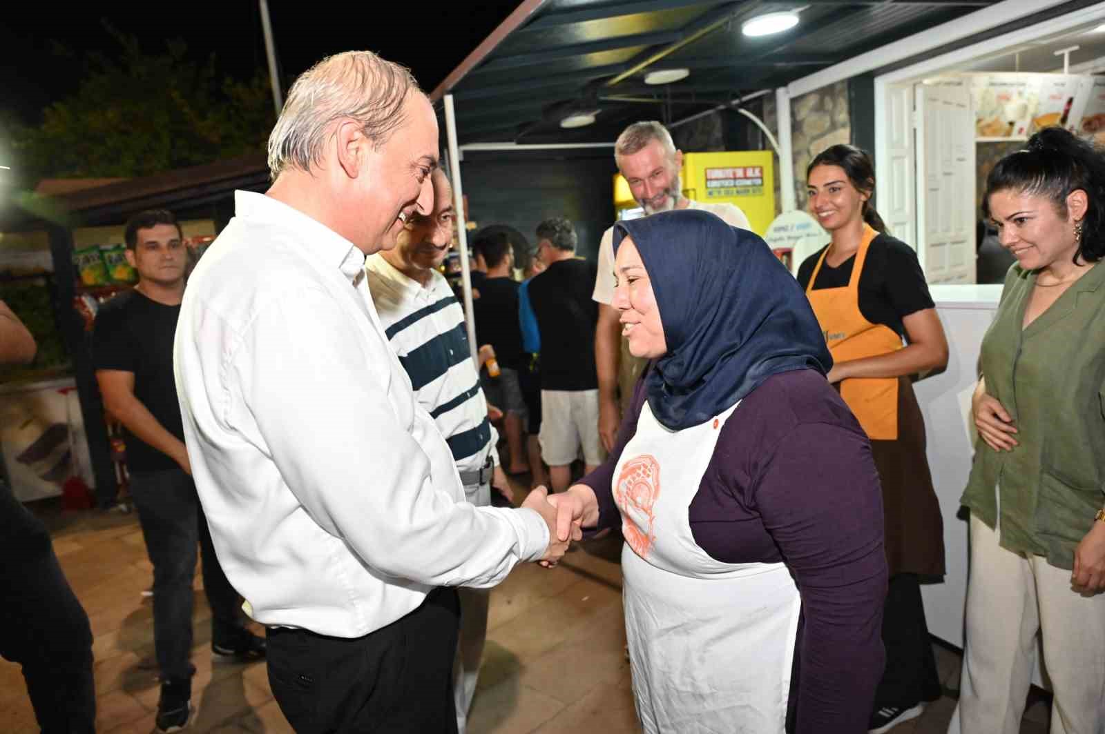 Sıcaktan bunalıp seyir terasına geldiler, istek ve taleplerini başkana ilettiler
