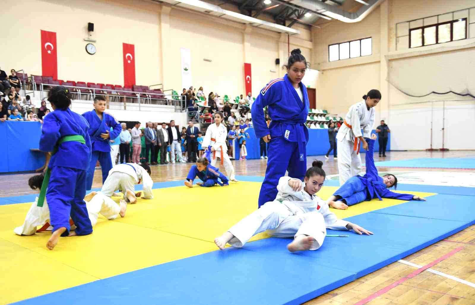 Genç judo ve taekwondocular sertifikalarını aldı
