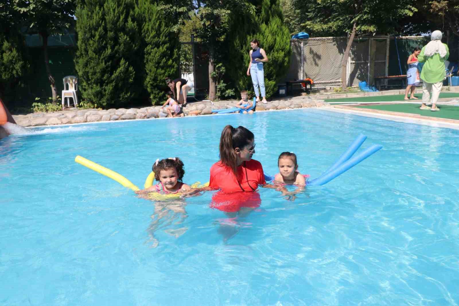 Turgutlulu çocuklar havuzların keyfini çıkardı
