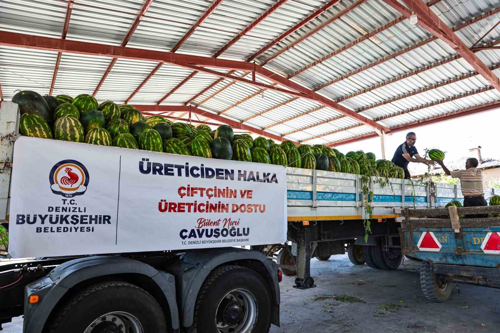 Denizli’de üreticinin elinde kalan karpuzları büyükşehir aldı
