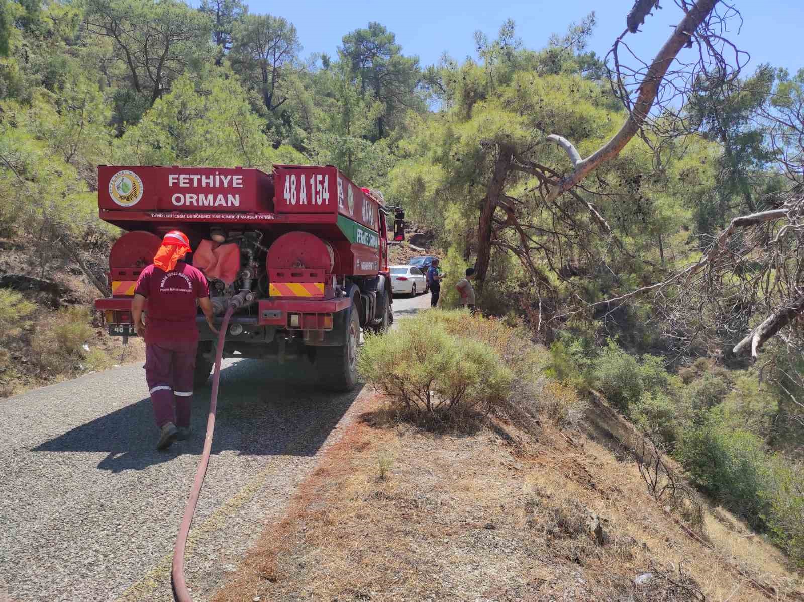 Fethiye’de çöp yangını ormana sıçramadan söndürüldü
