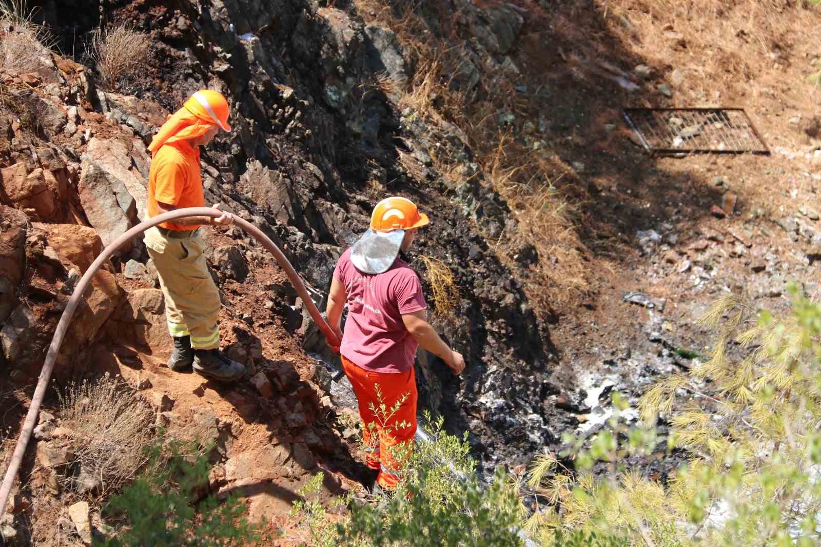 Fethiye’de çöp yangını ormana sıçramadan söndürüldü
