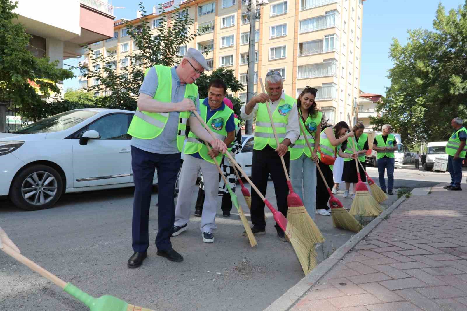 Gökmeydan Mahallesi’nden örnek “Temizlik Hareketi” başladı
