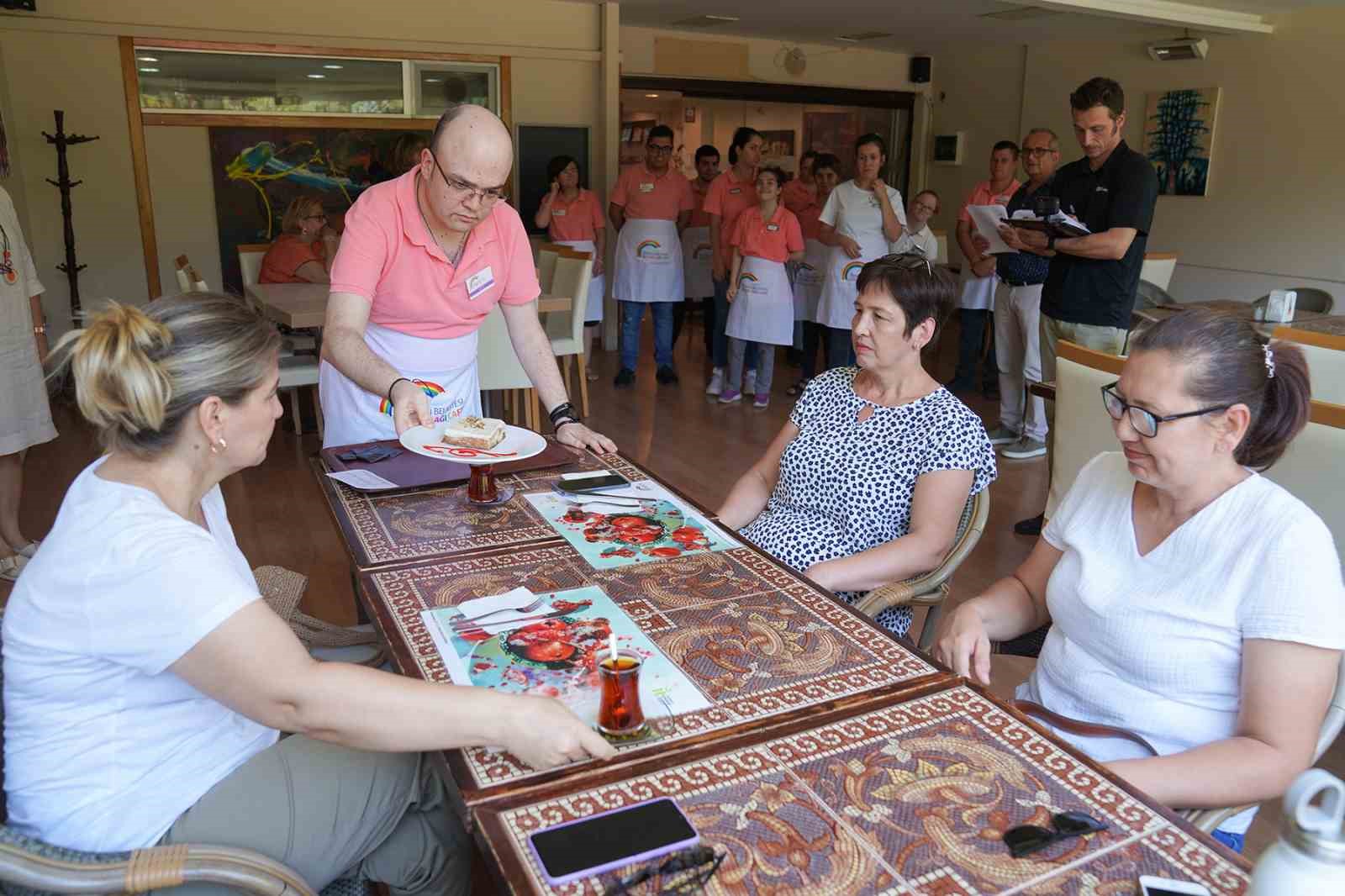 Özel bireylere garsonluk eğitimi
