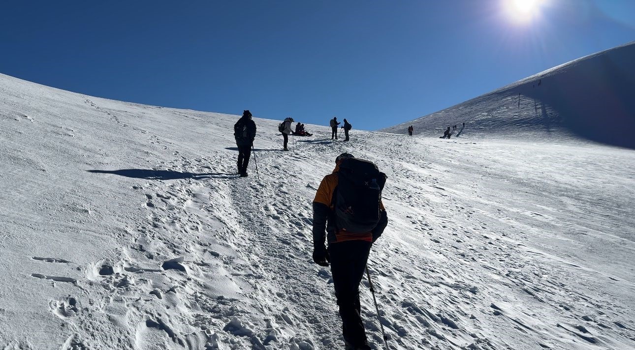 Gönül verdiği takımının bayrağını Ağrı Dağı’nın zirvesinde açtı
