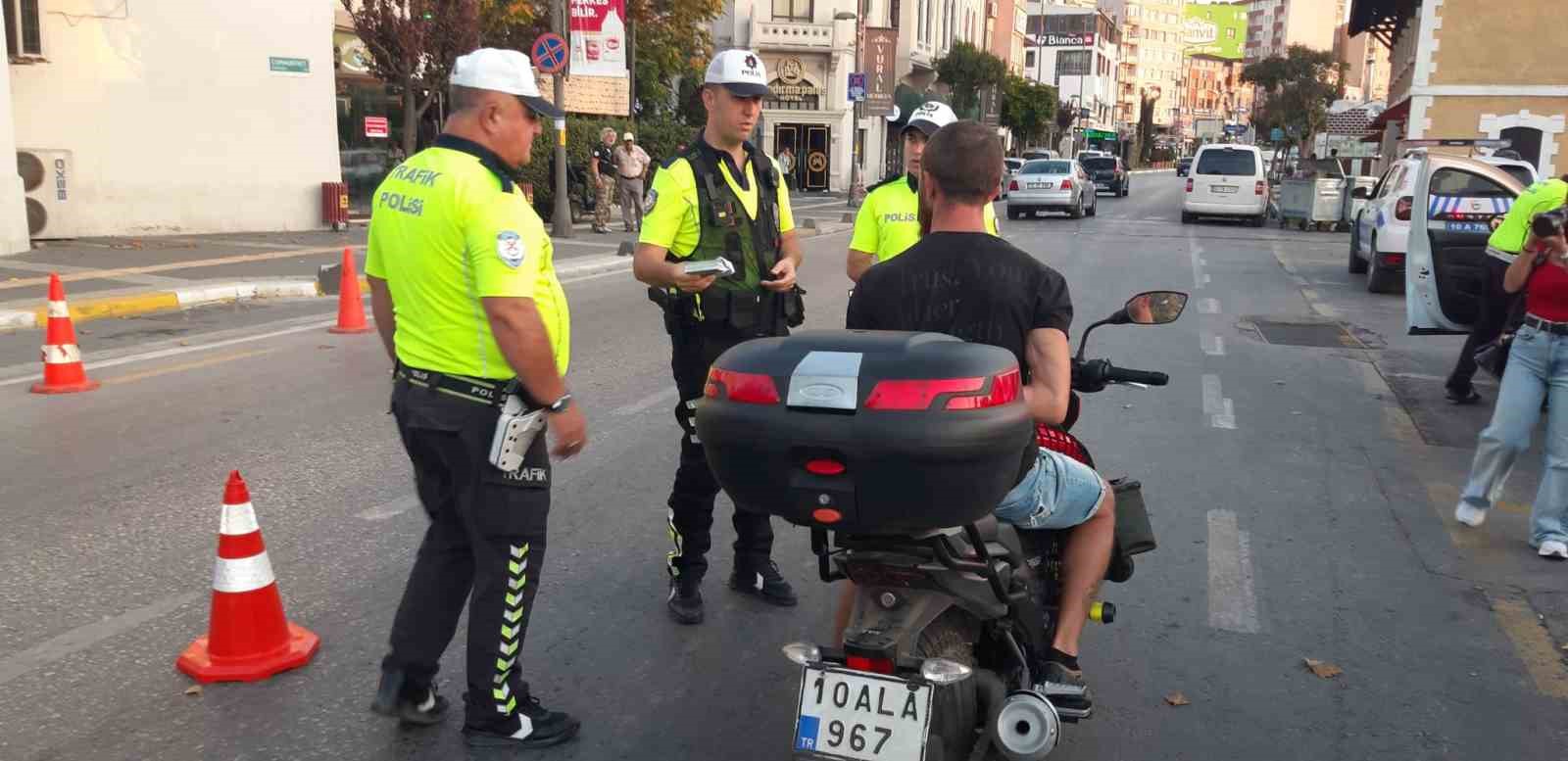 Bandırma’da motosiklet sürücülerine ekipman kullanımının önemi hatırlatıldı
