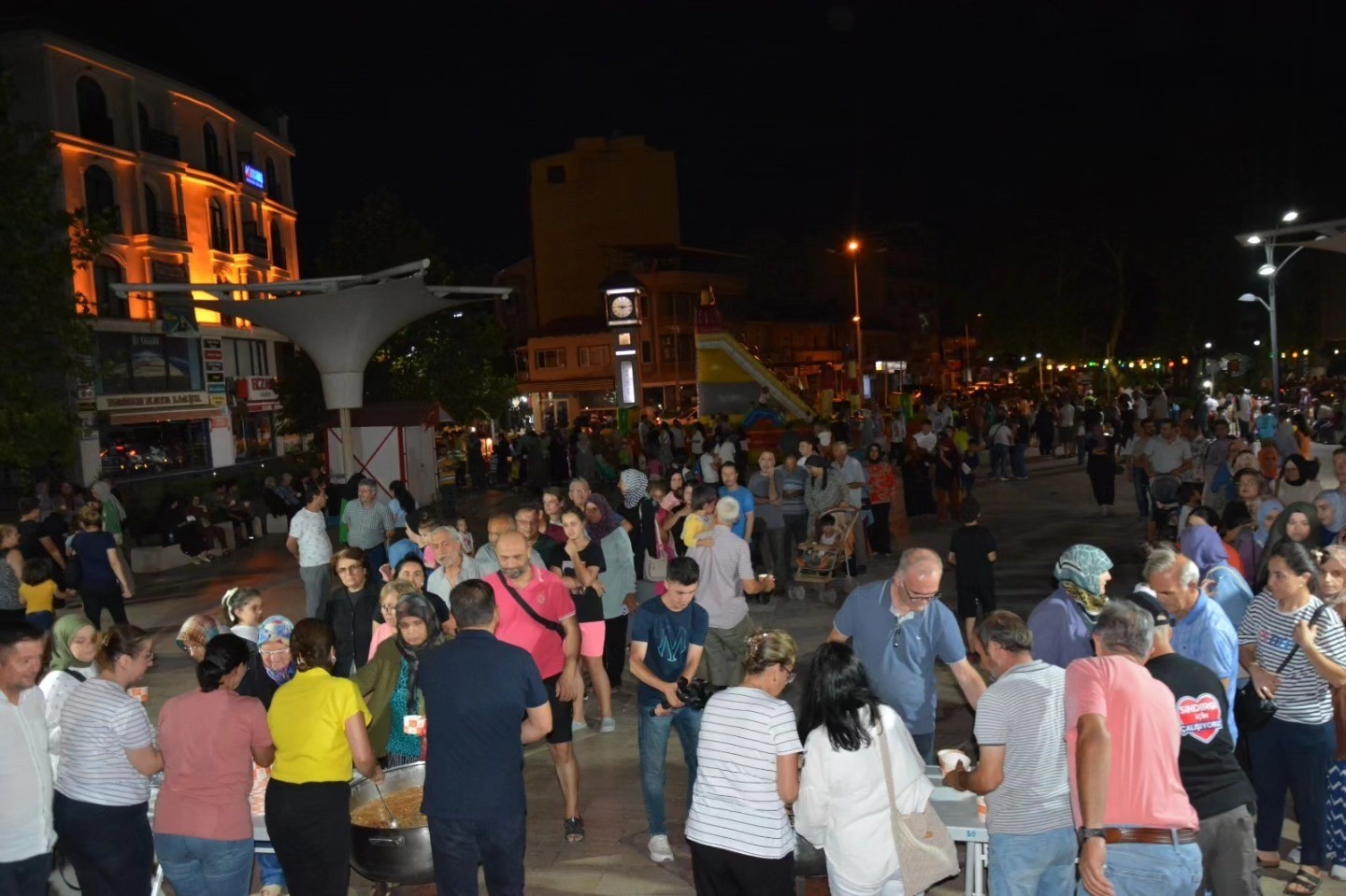 Sındırgı’da yüzlerce kişiye aşure dağıtıldı
