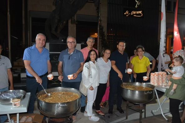 Sındırgı’da yüzlerce kişiye aşure dağıtıldı
