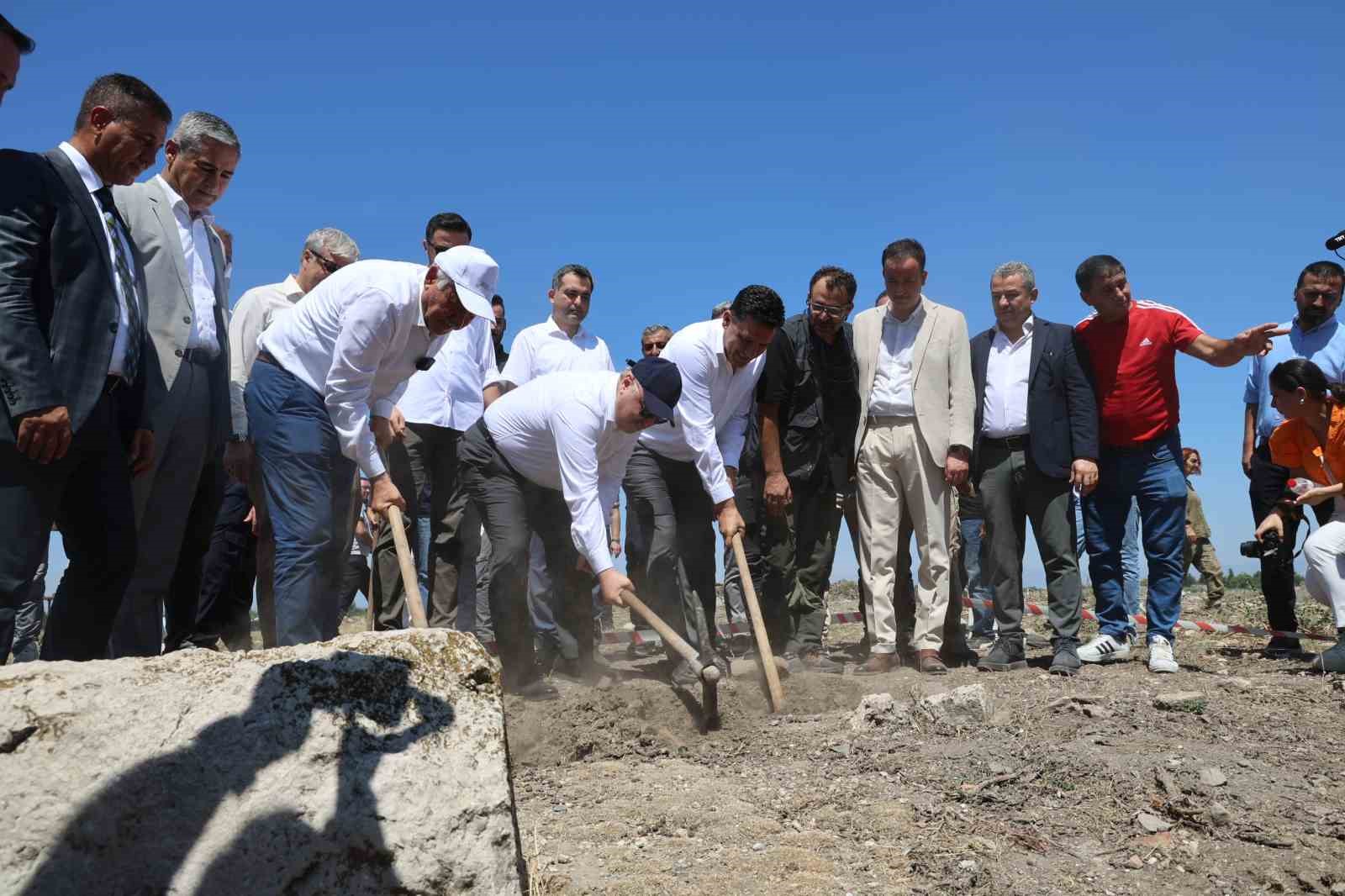 Dünya tarihine ışık tutacak izler için Anavarza antik kentinde ilk kazma vuruldu
