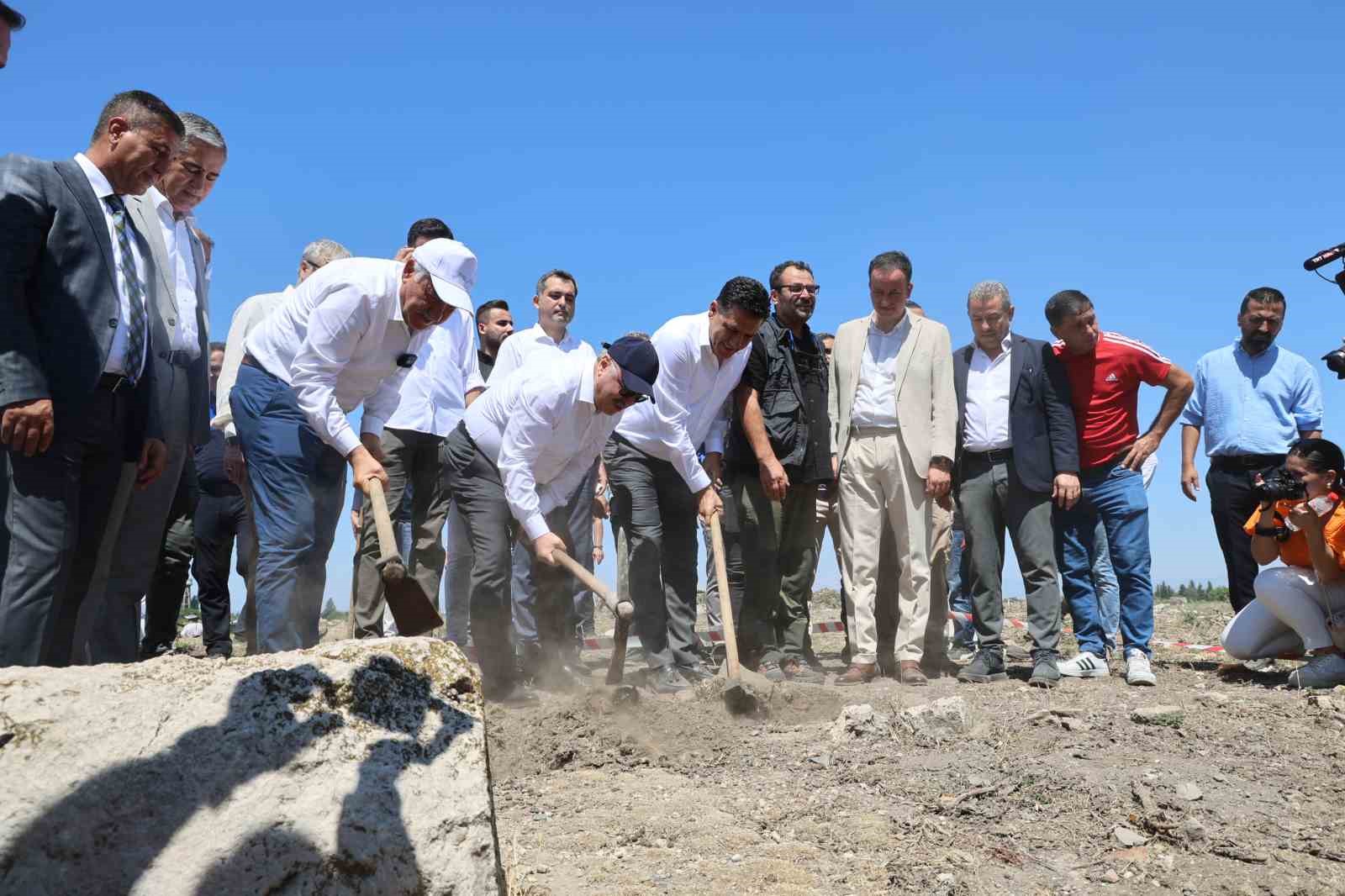 Dünya tarihine ışık tutacak izler için Anavarza antik kentinde ilk kazma vuruldu
