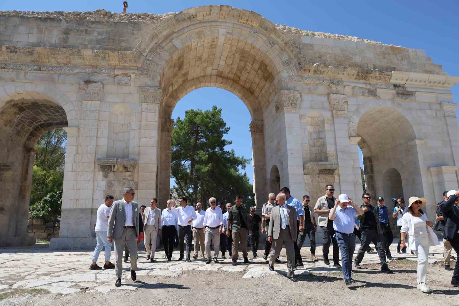 Dünya tarihine ışık tutacak izler için Anavarza antik kentinde ilk kazma vuruldu
