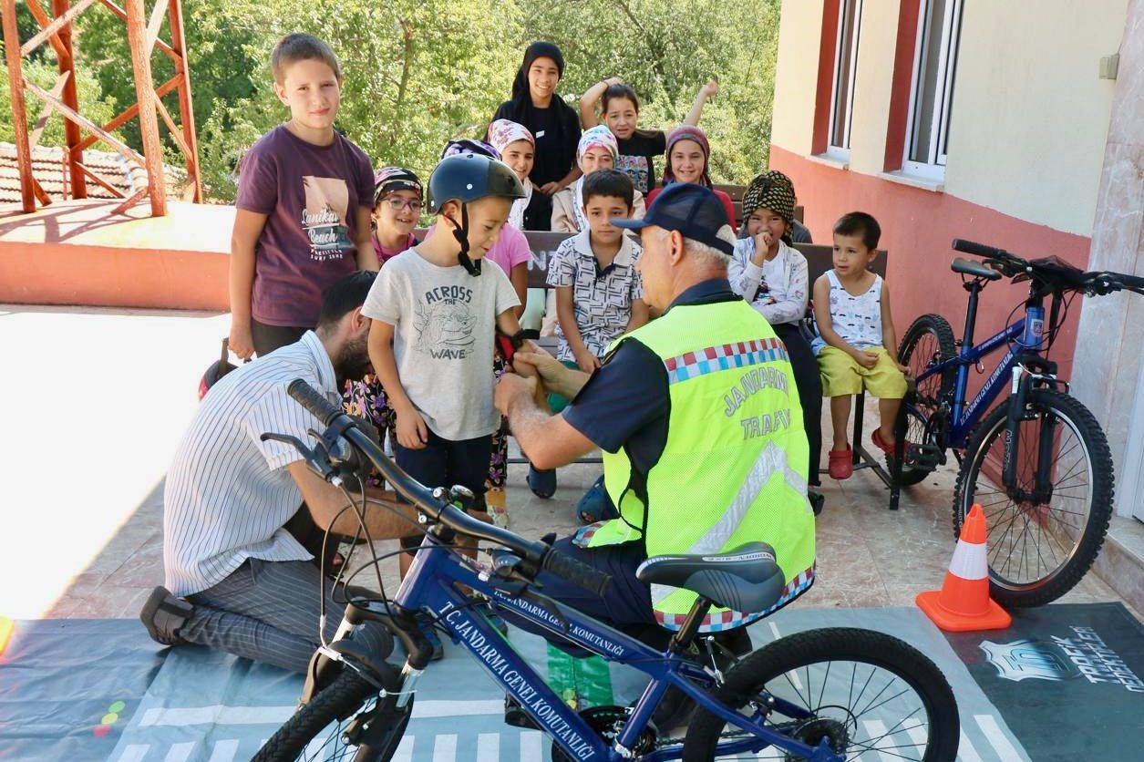 Mobil trafik güvenliği eğitim timi, öğrencilere trafik eğitimi verdi
