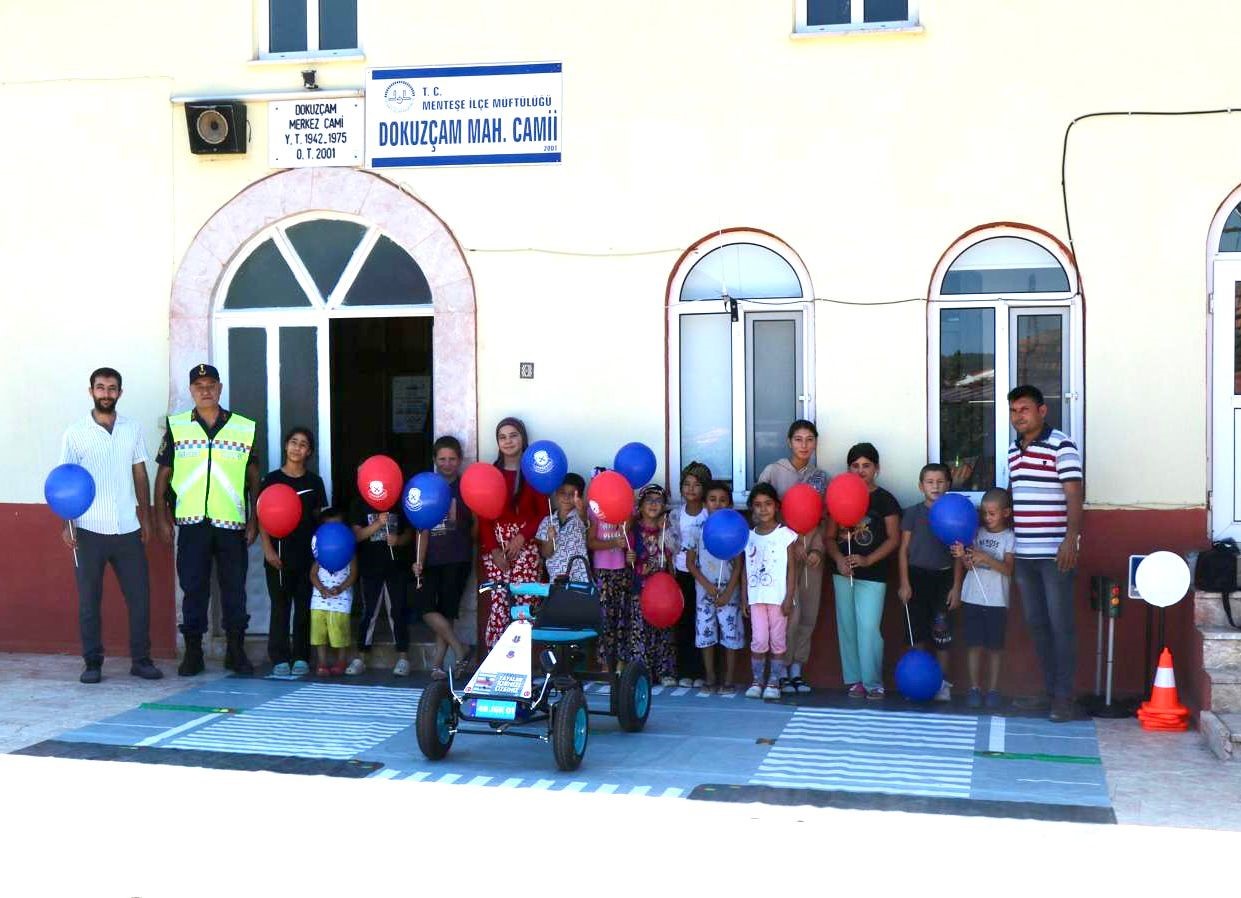 Mobil trafik güvenliği eğitim timi, öğrencilere trafik eğitimi verdi
