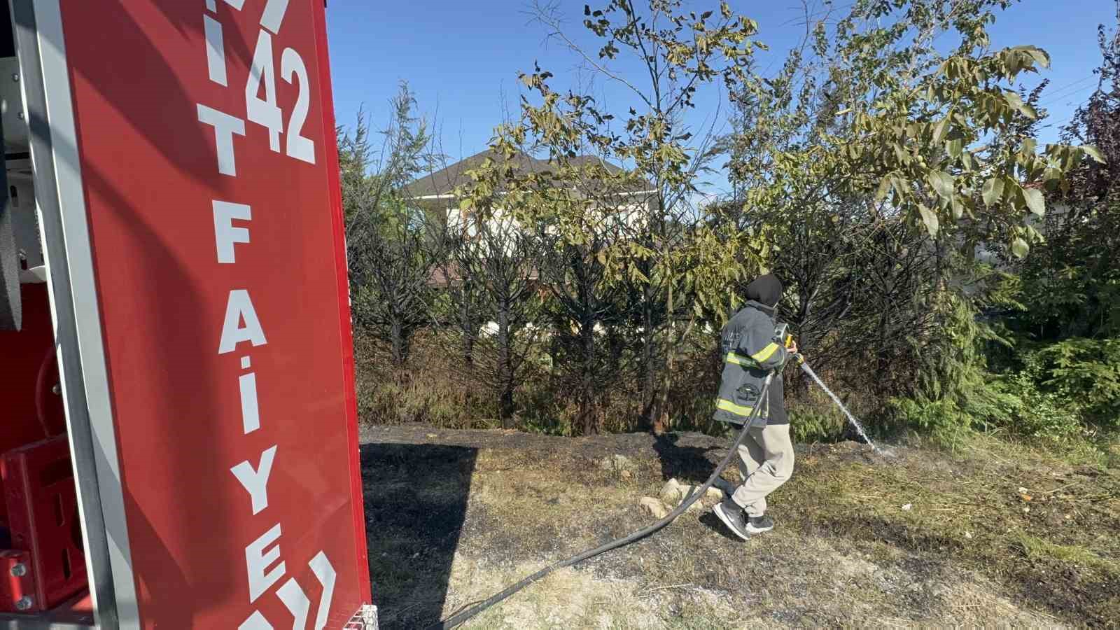 Bahçede ki yangın eve sıçramadan söndürüldü
