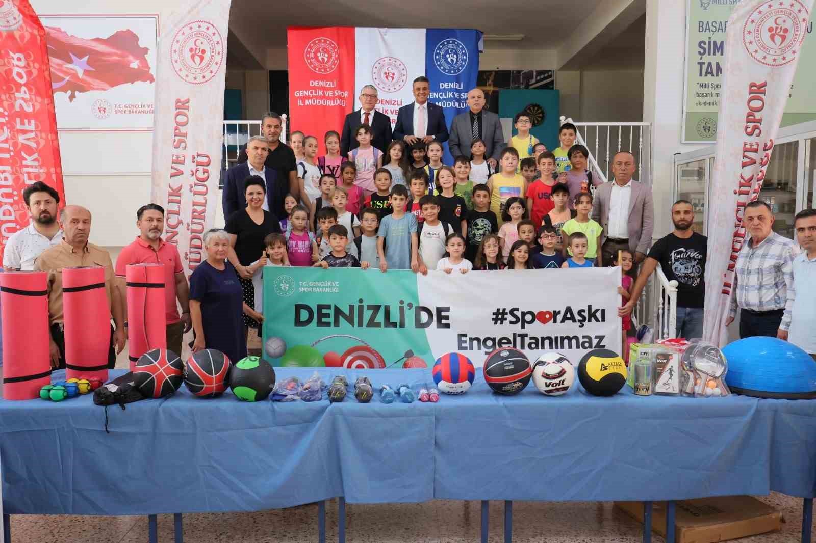 Denizli’de 6 okuldaki özel öğrencilere spor malzemesi dağıtıldı
