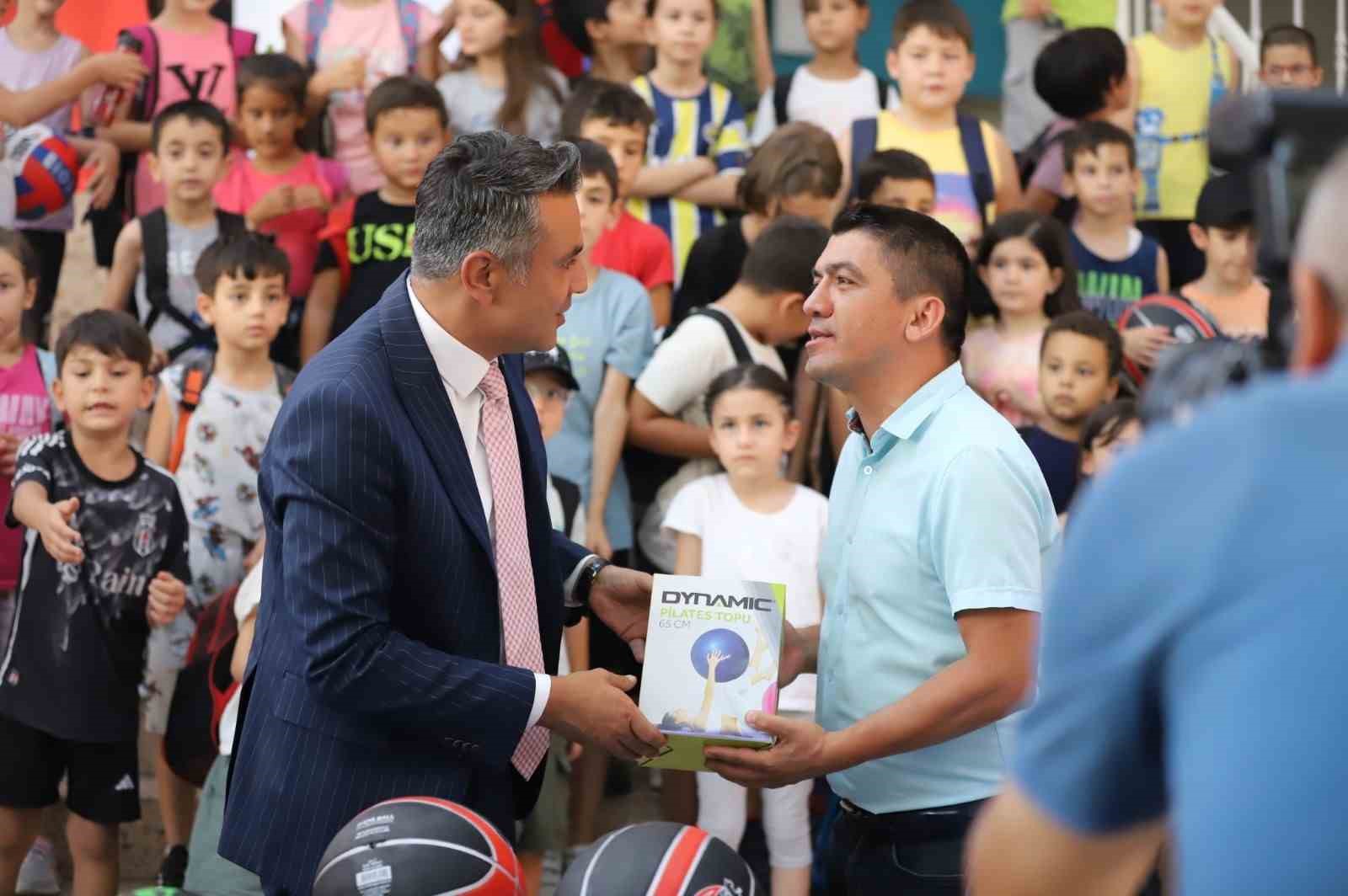 Denizli’de 6 okuldaki özel öğrencilere spor malzemesi dağıtıldı
