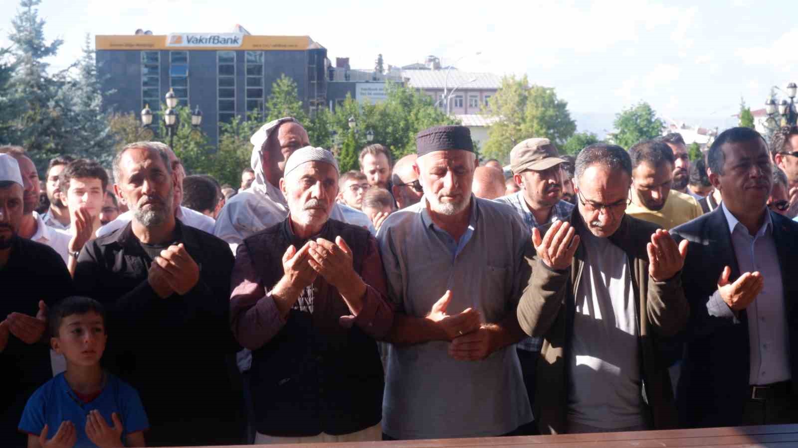 Haniye için Erzurum’da gıyabi cenaze namazı kılındı
