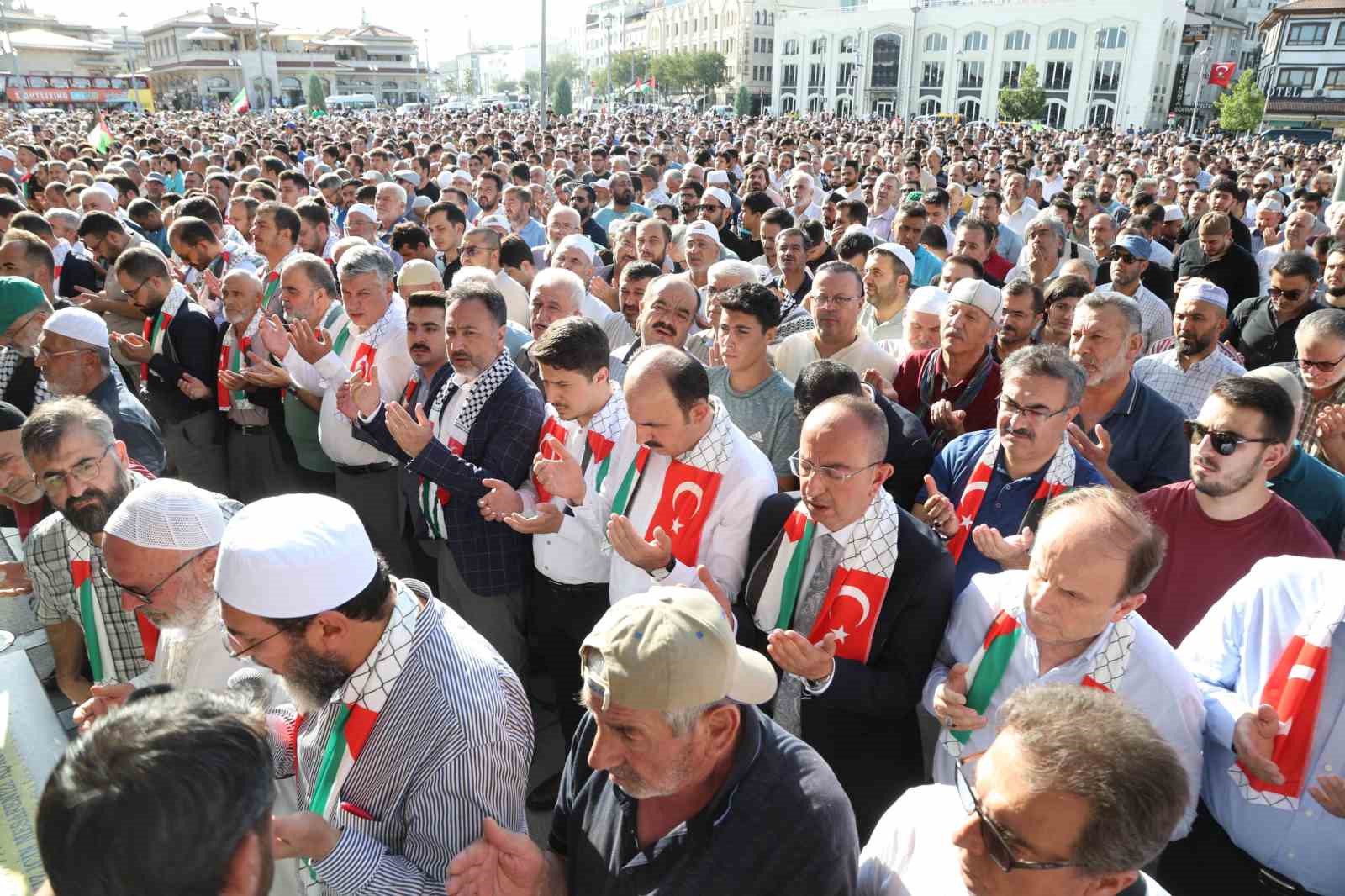 Binlerce Konyalı şehit İsmail Heniye için gıyabi cenaze namazında buluştu
